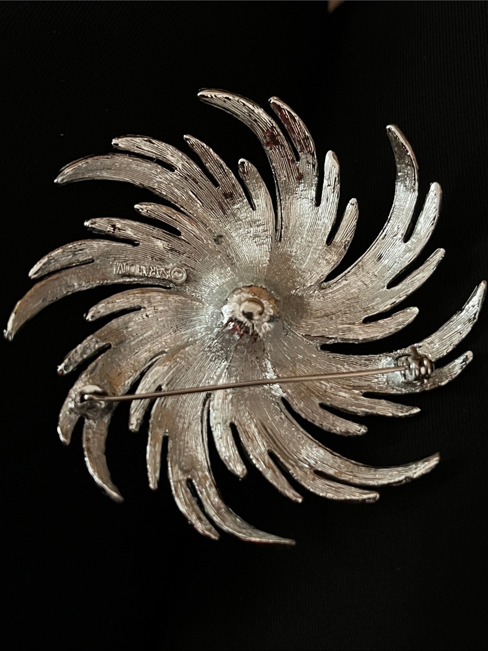 Sarah Coventry "Pinwheel" brooch. 3”.  1960s, silver-tone, faux pearl center - Picture 2 of 5